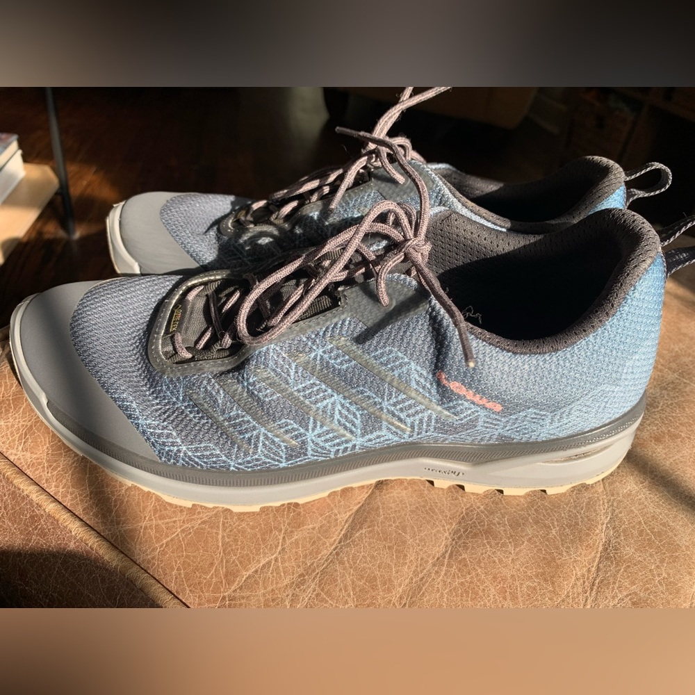 Like new condition, high-end hiking/trekking shoes!